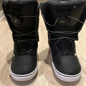 Vans Snowboard Boots women’s 6